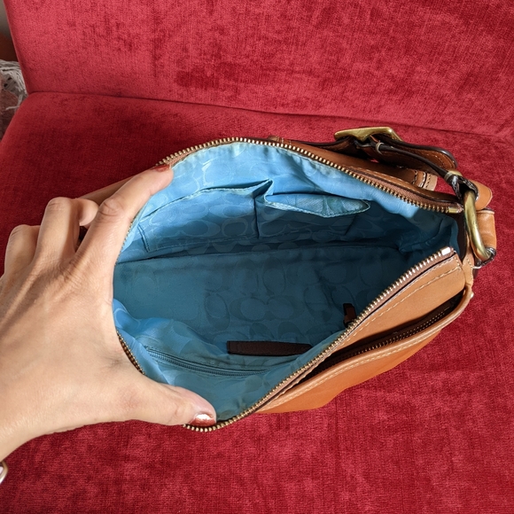 SOLD - Gorgeous Preloved Coach Glovetanned Leather Shoulder Bag in a tan color - Picture 11 of 14